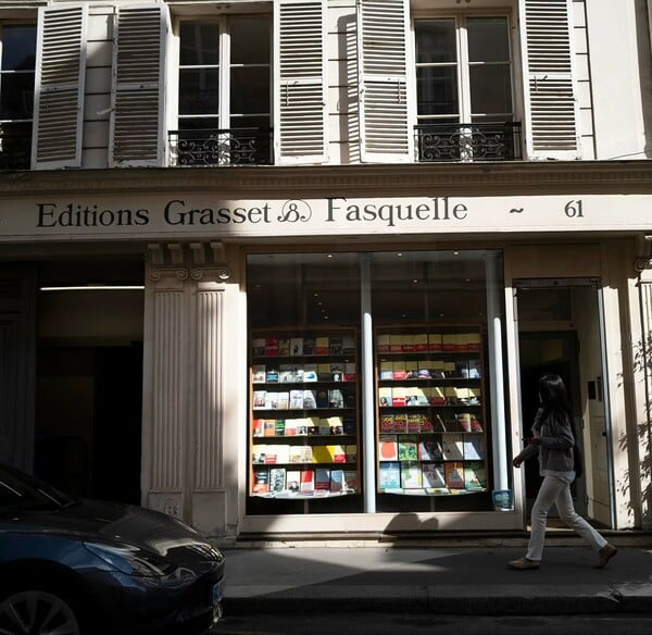 Πάνω από 200 συγγραφείς απέναντι στον Grasset: Η μεγάλη κρίση της γαλλικής λογοτεχνίας