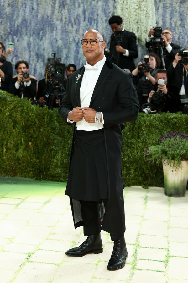 Ο Ντουέιν Τζόνσον φόρεσε φούστα στο Met Gala: «Στην πολυνησιακή κουλτούρα οι πιο αρρενωποί άνδρες φορούν φούστες»