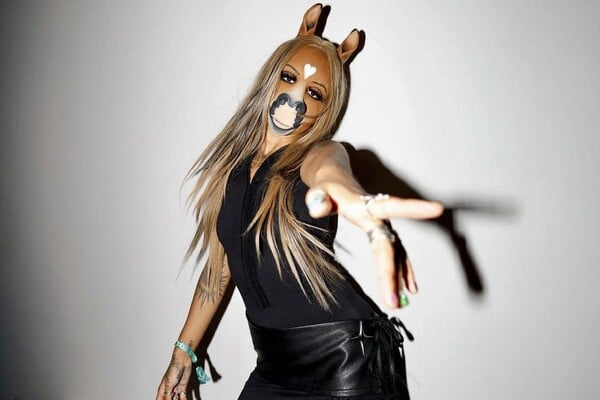 HorsegiirL: Η πιο WTF περσόνα που είδαμε τελευταία στη μουσική