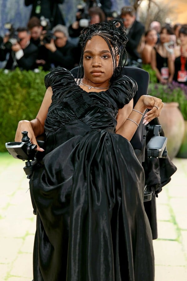 Η Αριάνα Ρόουζ Φίλιπ έγραψε ιστορία στο Met Gala: Η πρώτη χρήστρια αναπηρικού αμαξιδίου στον θεσμό