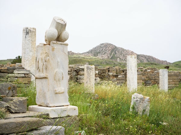 Δήλος, "εστία των νήσων"