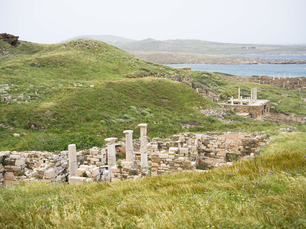 Δήλος, "εστία των νήσων"