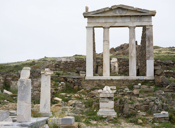 Δήλος, "εστία των νήσων"