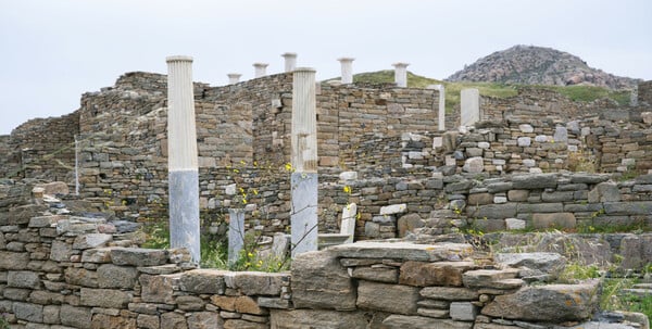 Δήλος, "εστία των νήσων"