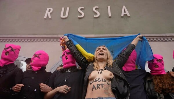 «Η τέχνη της Ρωσίας είναι αίμα»: Οι Pussy Riot μπλόκαραν το ρωσικό περίπτερο στη Βενετία