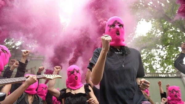 «Η τέχνη της Ρωσίας είναι αίμα»: Οι Pussy Riot μπλόκαραν το ρωσικό περίπτερο στη Βενετία