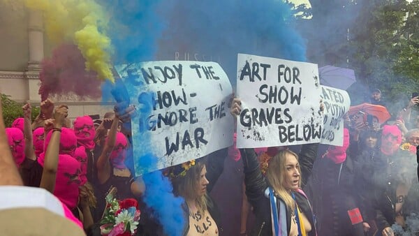 «Η τέχνη της Ρωσίας είναι αίμα»: Οι Pussy Riot μπλόκαραν το ρωσικό περίπτερο στη Βενετία