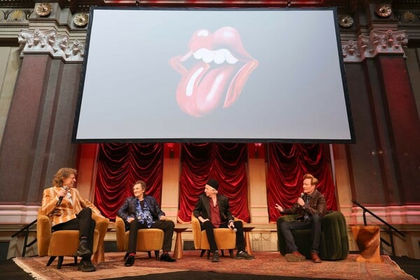 Οι Rolling Stones επιστρέφουν με νέο άλμπουμ και δεν μοιάζουν έτοιμοι να γίνουν μνημείο