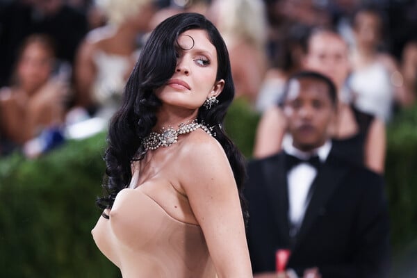ΚΑΙΛΙ ΤΖΕΝΕΡ MET GALA ΦΡΥΔΙΑ