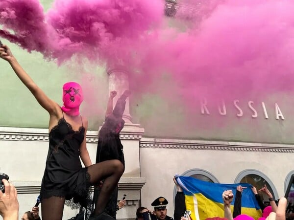 «Η τέχνη της Ρωσίας είναι αίμα»: Οι Pussy Riot μπλόκαραν το ρωσικό περίπτερο στη Βενετία