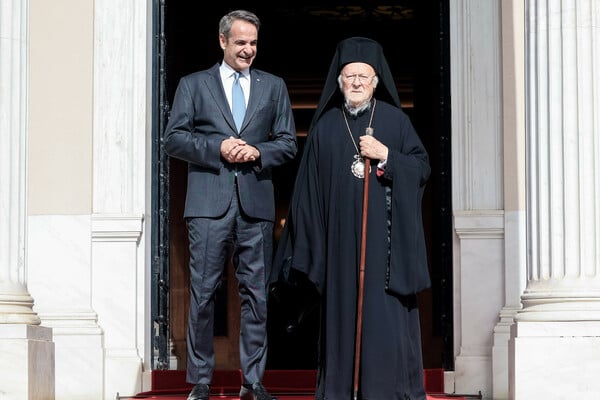 Ο Κυριάκος Μητσοτάκης υποδέχτηκε τον Οικουμενικό Πατριάρχη Βαρθολομαίο στο Μέγαρο Μαξίμου
