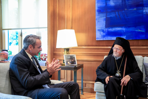 Ο Κυριάκος Μητσοτάκης υποδέχτηκε τον Οικουμενικό Πατριάρχη Βαρθολομαίο στο Μέγαρο Μαξίμου