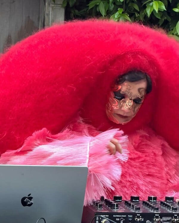 Η Björk έκανε απρόσμενο DJ set σε έναν κήπο της Βενετίας