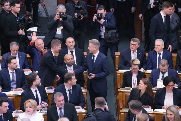 Ουγγαρία: Ο Πέτερ Μαγιάρ ορκίστηκε νέος πρωθυπουργός της χώρας