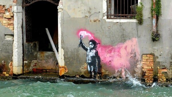 Το παιδί-μετανάστης του Banksy επιστρέφει στη Βενετία — αυτή τη φορά πάνω στο νερό