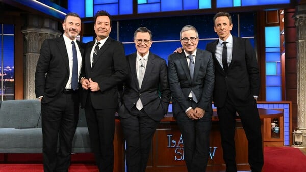 Οι παρουσιαστές του late night μαζεύτηκαν γύρω από τον Στίβεν Κόλμπερτ πριν σβήσει το Late Show