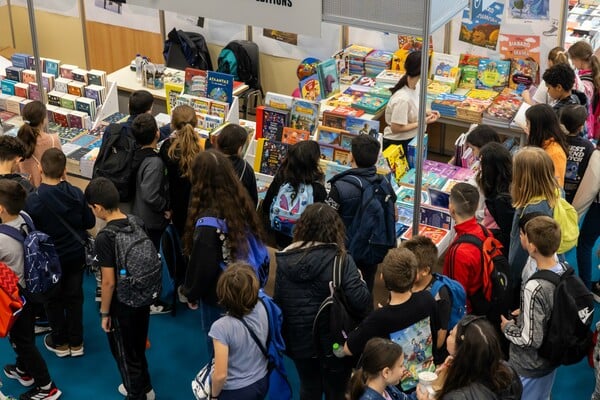 ΕΠΕΞ 22η ΔΕΒΘ: Εμφανώς βελτιωμένη, σε τροχιά σύνδεσης με τις νέες τάσεις αλλά χωρίς συγγραφείς-σταρ