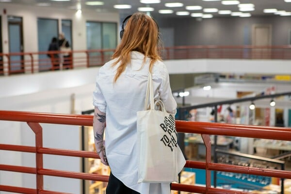 ΕΠΕΞ 22η ΔΕΒΘ: Εμφανώς βελτιωμένη, σε τροχιά σύνδεσης με τις νέες τάσεις αλλά χωρίς συγγραφείς-σταρ