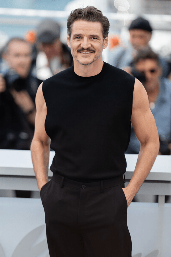 Ο Pedro Pascal πέταξε economy για τις Κάννες και οι πρώην πιλότοι ξεμπροστιάζουν τη χλιδή των private jets