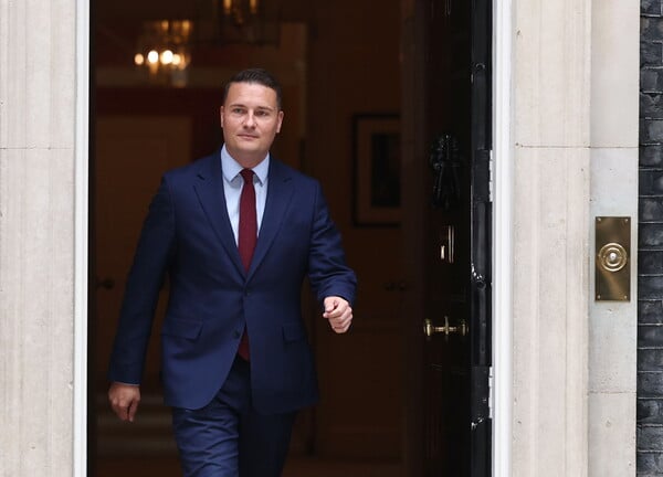 ΚΙΡ ΣΤΑΡΜΕΡ ΒΡΕΤΑΝΙΑ ΠΑΡΑΙΤΗΣΗ ΠΡΩΘΥΠΟΥΡΓΟΣ ΥΠΟΥΡΓΟΣ ΠΑΙΔΕΙΑΣ ΥΠΟΥΡΓΟΣ ΥΓΕΙΑΣ
