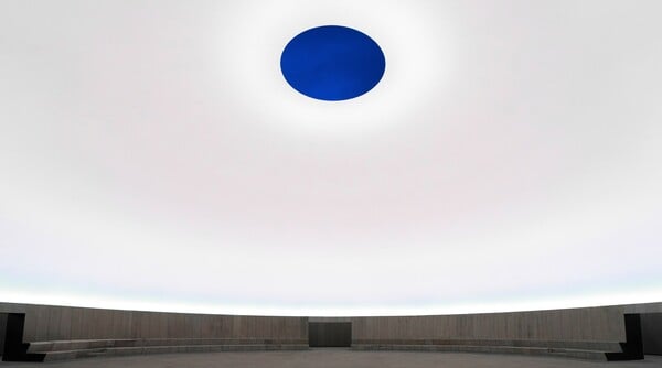 Στη Δανία, ο James Turrell φτιάχνει έναν θόλο για να κοιτάμε τον ουρανό αλλιώς