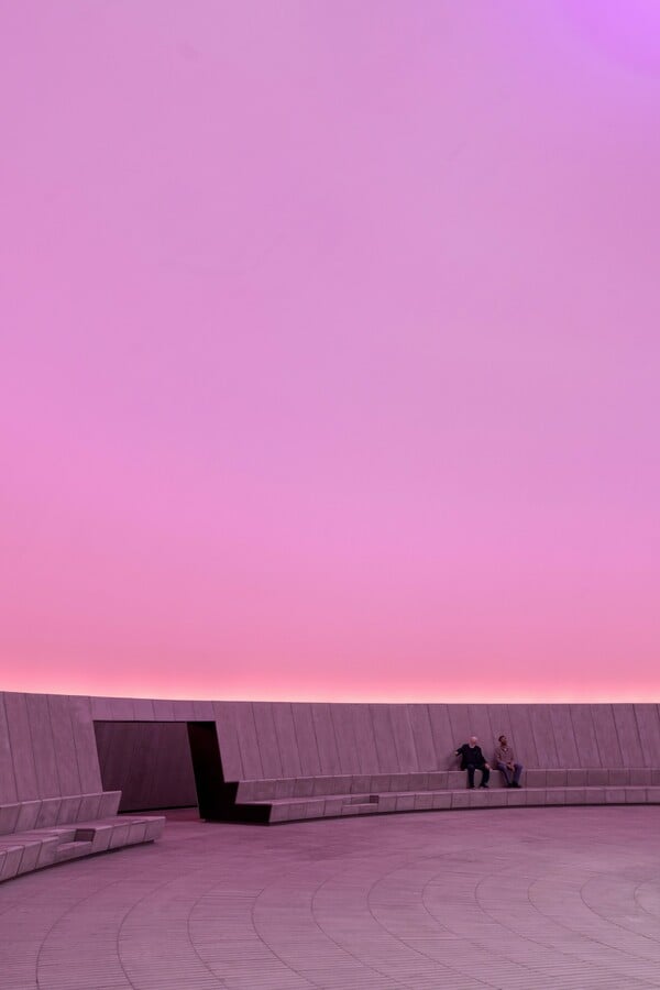 Στη Δανία, ο James Turrell φτιάχνει έναν θόλο για να κοιτάμε τον ουρανό αλλιώς