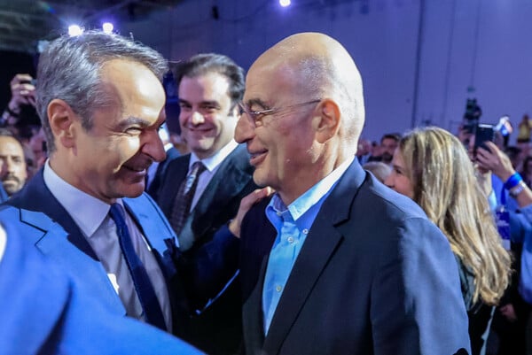 ΝΔ: Οι «πατριώτες του καναπέ», τα μηνύματα συσπείρωσης και οι «περίκλειστες καγκελαρίες»