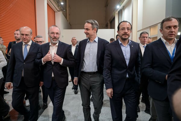 ΝΔ: Οι «πατριώτες του καναπέ», τα μηνύματα συσπείρωσης και οι «περίκλειστες καγκελαρίες»