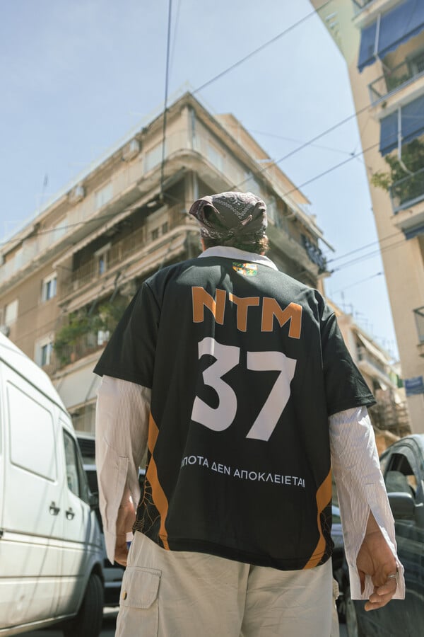 Η cool πλευρά της πόλης σε ένα lookbook: Το συλλεκτικό jersey Νύμφη x Νέγρος του Μοριά