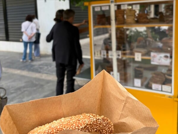 Ο Γουίλεμ Νταφόε στην Αθήνα: πρεμιέρα, κουλούρι και μια συνάντηση με τον Μάριο Μπανούσ