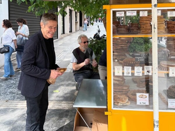 Ο Γουίλεμ Νταφόε στην Αθήνα: πρεμιέρα, κουλούρι και μια συνάντηση με τον Μάριο Μπανούσ