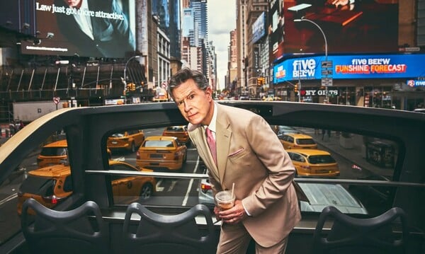 Ο Στίβεν Κόλμπερτ αποχαιρετά το Late Show με σύνθημα «Απολυμένοι αλλά γιορτινοί»