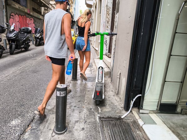 Αθήνα: Τα πατίνια, οι μαύρες τρύπες και το χάος που δεν λύνεται 