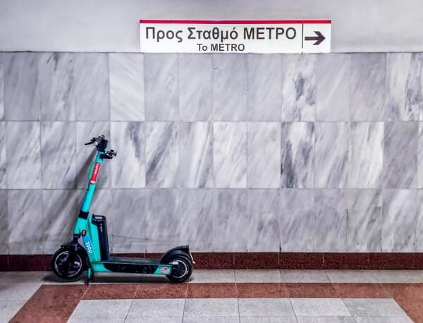 Αθήνα: Τα πατίνια, οι μαύρες τρύπες και το χάος που δεν λύνεται 