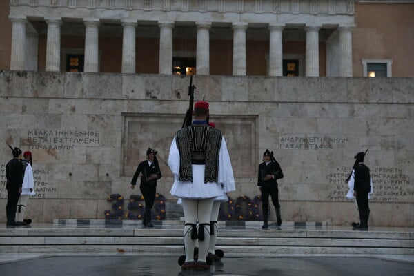Γενοκτονία των Ποντίων: Κορυφώθηκαν οι εκδηλώσεις μνήνης στο Σύνταγμα υπό έντονη βροχή 