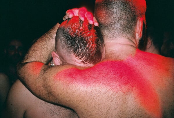 Sex, Clubs, Dissent: η queer νύχτα ως καταφύγιο, κάμερα και κίνδυνος