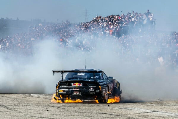 Epic drift shows σε λιμάνι, πλατεία και βουνό: To Red Bull φέρνει τον Mad Mike στην Ελλάδα