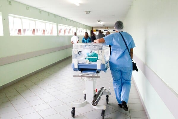 ΝΙΚΗ ΚΕΡΑΜΕΩΣ ΝΟΣΗΛΕΥΤΕΣ ΒΑΡΕΑ ΚΑΙ ΑΝΘΥΓΙΕΙΝΑ