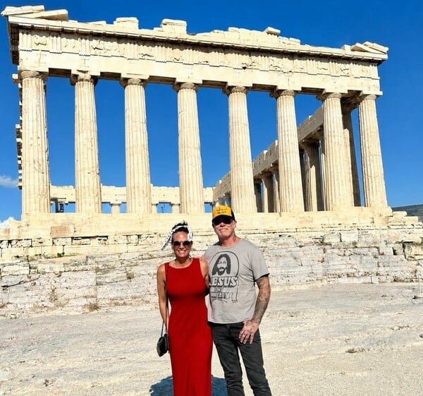 Metallica: Η σύντροφος του Τζέιμς Χέτφιλντ δημοσίευσε φωτογραφίες τους από την Ελλάδα