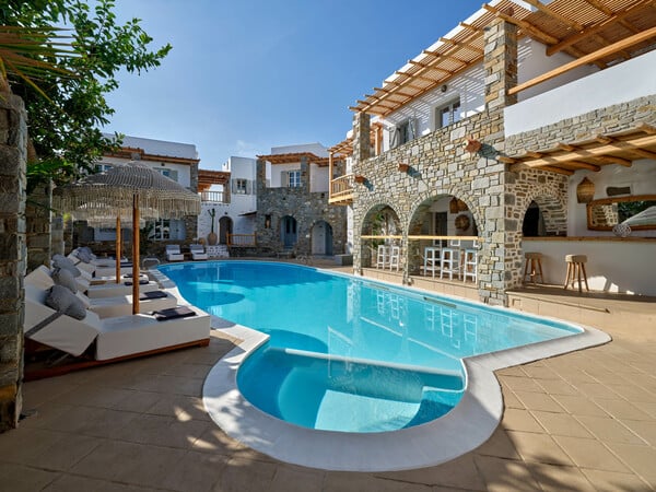 Zefi Hotel & Suites: Η πιο κομψή εμπειρία φιλοξενίας στην καρδιά της Πάρου