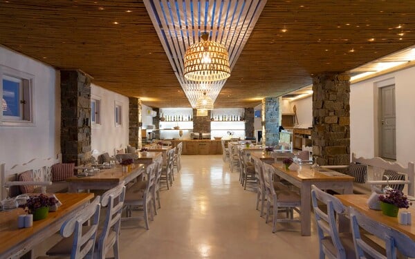 Zefi Hotel & Suites: Η πιο κομψή εμπειρία φιλοξενίας στην καρδιά της Πάρου