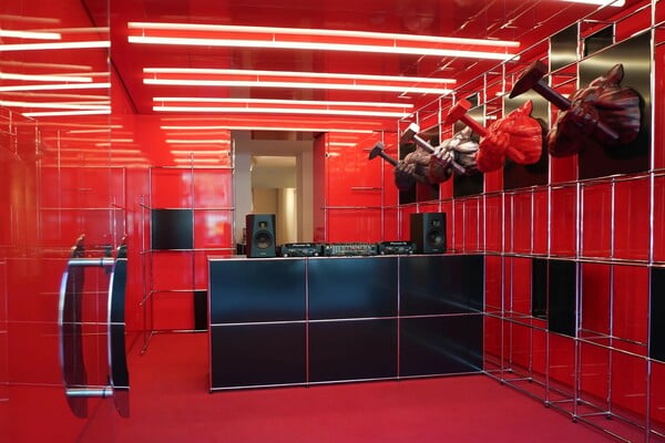 Τι σχέση έχει το Berghain με ένα 3D printed γλυπτό που κρατά σφυρί;