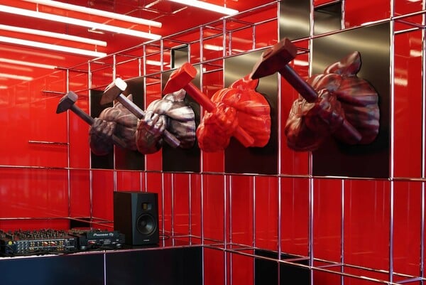 Τι σχέση έχει το Berghain με ένα 3D printed γλυπτό που κρατά σφυρί;