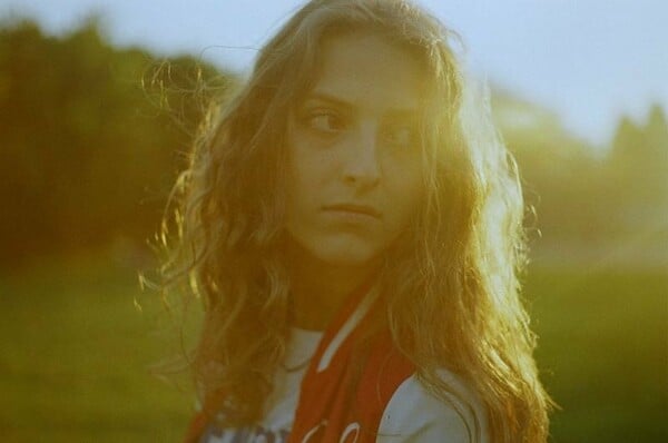 Η Petra Collins ξέρει γιατί η φήμη μοιάζει πια με ταινία τρόμου