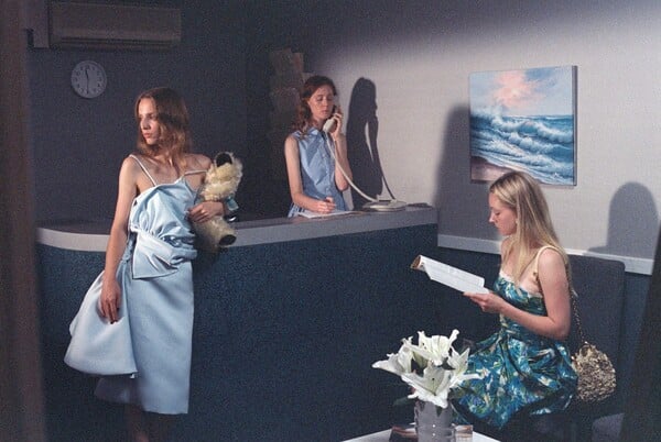 Η Petra Collins ξέρει γιατί η φήμη μοιάζει πια με ταινία τρόμου