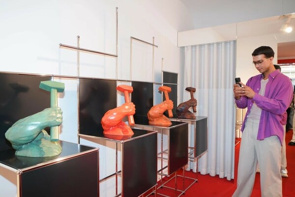 Τι σχέση έχει το Berghain με ένα 3D printed γλυπτό που κρατά σφυρί;
