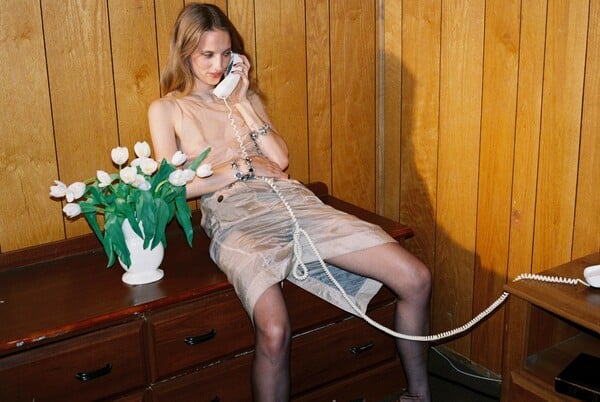 Η Petra Collins ξέρει γιατί η φήμη μοιάζει πια με ταινία τρόμου