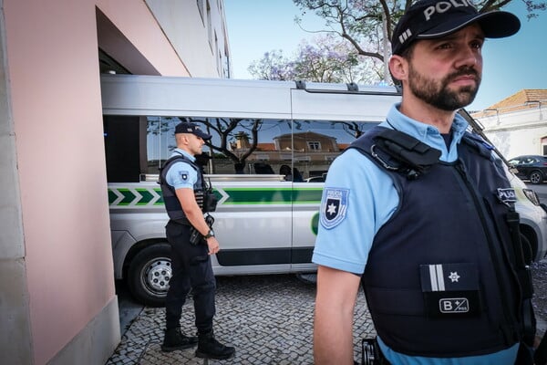 ΠΟΡΤΟΓΑΛΙΑ ΜΗΤΕΡΑ ΣΥΝΤΡΟΦΟΣ ΦΥΛΑΚΗ ΠΑΙΔΙΑ ΕΓΚΑΤΑΛΕΙΨΗ