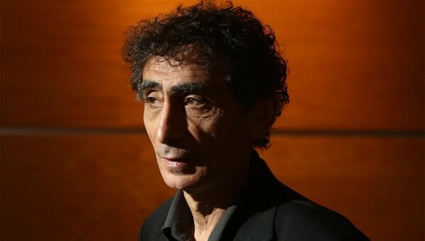 Γκάμπορ Ματέ: «Τα smartphones είναι σχεδιασμένα να ανεβάζουν την ντοπαμίνη, όπως η κοκαΐνη»