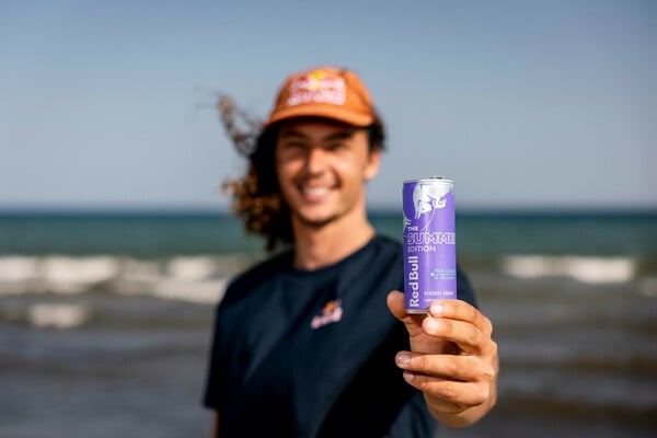 Red Bull Summer Edition με γεύση Pink Grapefruit: Το νέο energy ritual κάθε καλοκαιρινής ημέρας